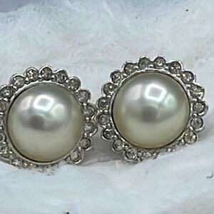 Vintage Ballou faux pearl earrings clip style.